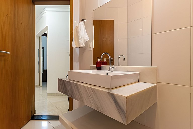 Encantadora Casa: Piscina, Jacuzzi e 4 Quartos.