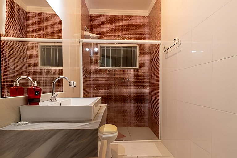 Encantadora Casa: Piscina, Jacuzzi e 4 Quartos.