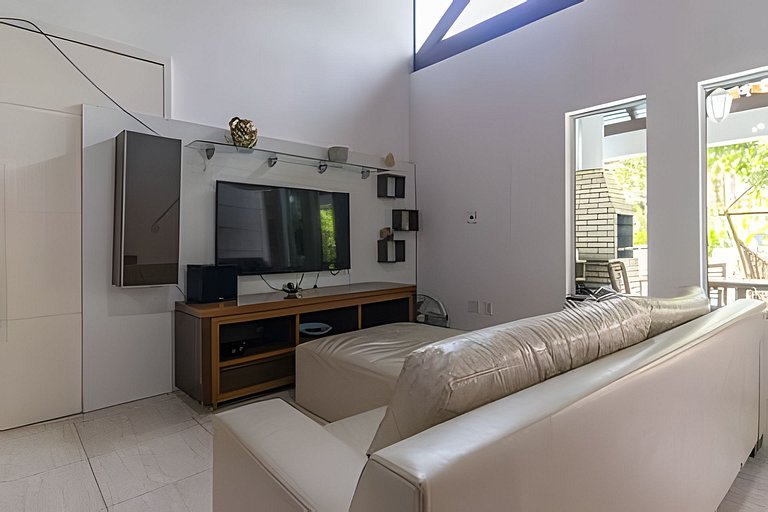 Encantadora Casa: Piscina, Jacuzzi e 4 Quartos.