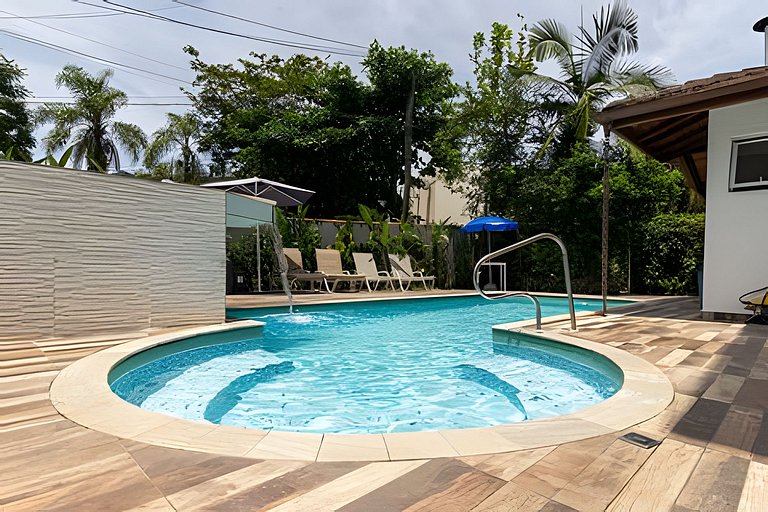 Encantadora Casa: Piscina, Jacuzzi e 4 Quartos.