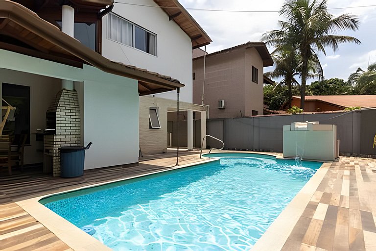 Encantadora Casa: Piscina, Jacuzzi e 4 Quartos.