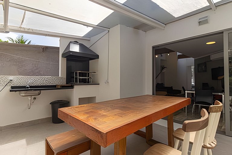Casa Capri: 3 Suítes e Lazer ao Lado da Praia