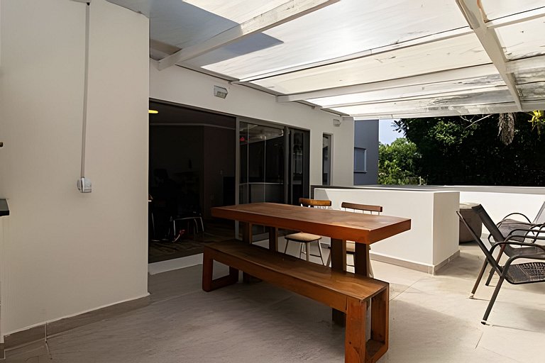 Casa Capri: 3 Suítes e Lazer ao Lado da Praia