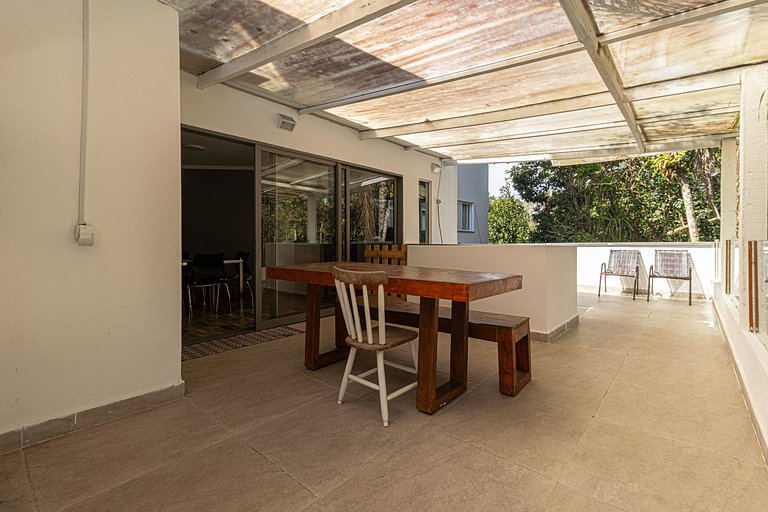 Casa Capri: 3 Suítes e Lazer ao Lado da Praia