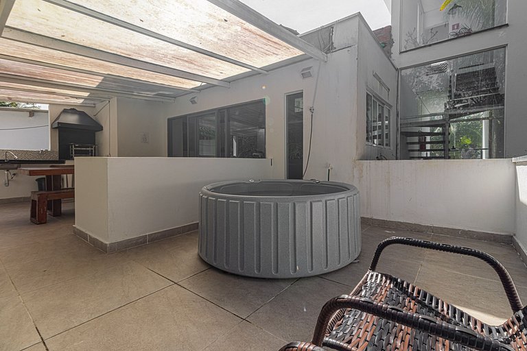 Casa Capri: 3 Suítes e Lazer ao Lado da Praia